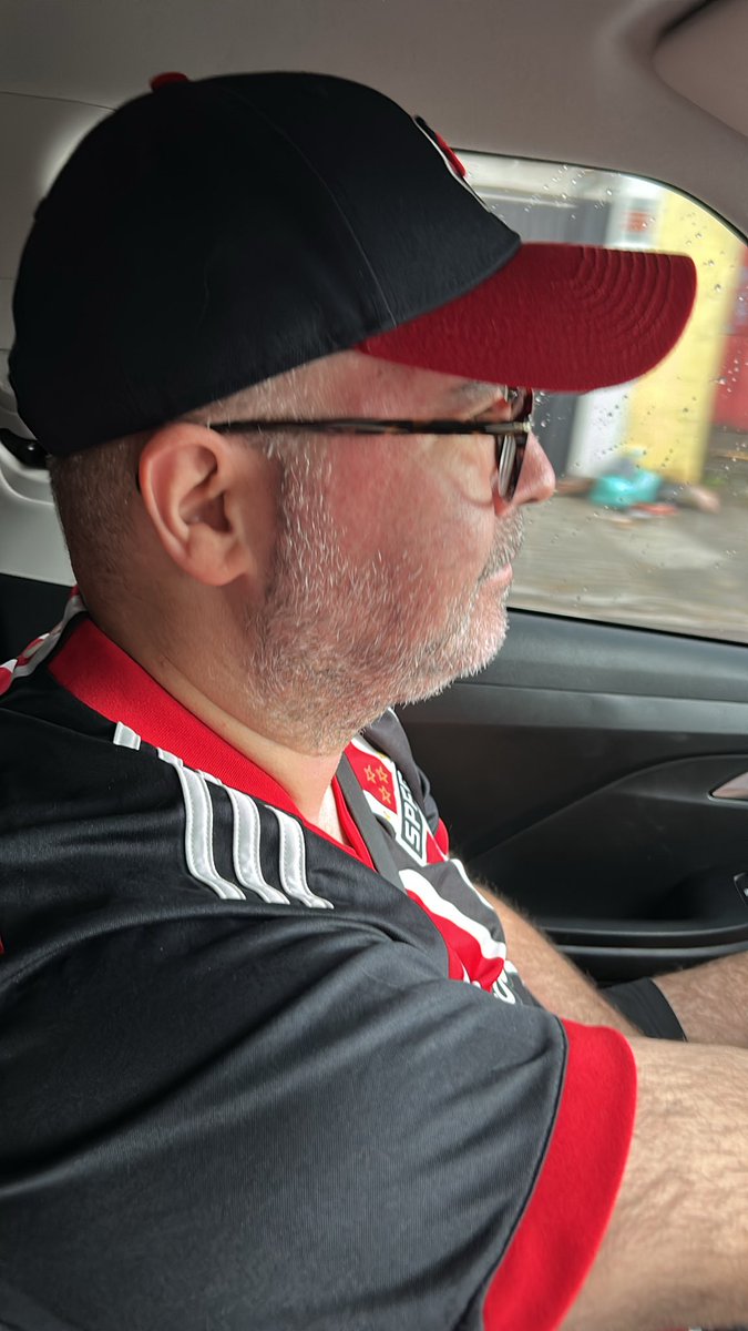 AnaB80's tweet photo. Hj tá autorizado colocar outra camisa que não seja a do Galo pq foi dia de levar meus paulistinhas pra conhecer o Morumbi https://t.co/xPJRUA5NIj