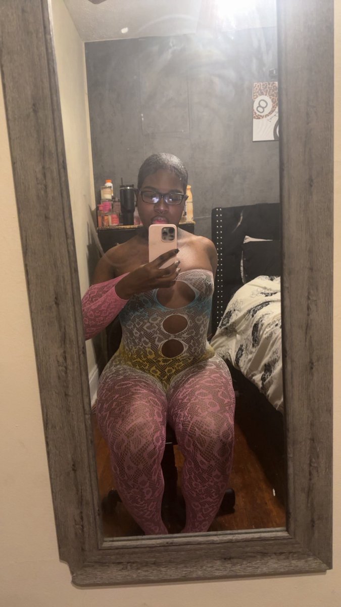 _arielblazeee's tweet photo. 🩵🤍💛🩷
#posequeen #ebony https://t.co/ZLVGgU2L43