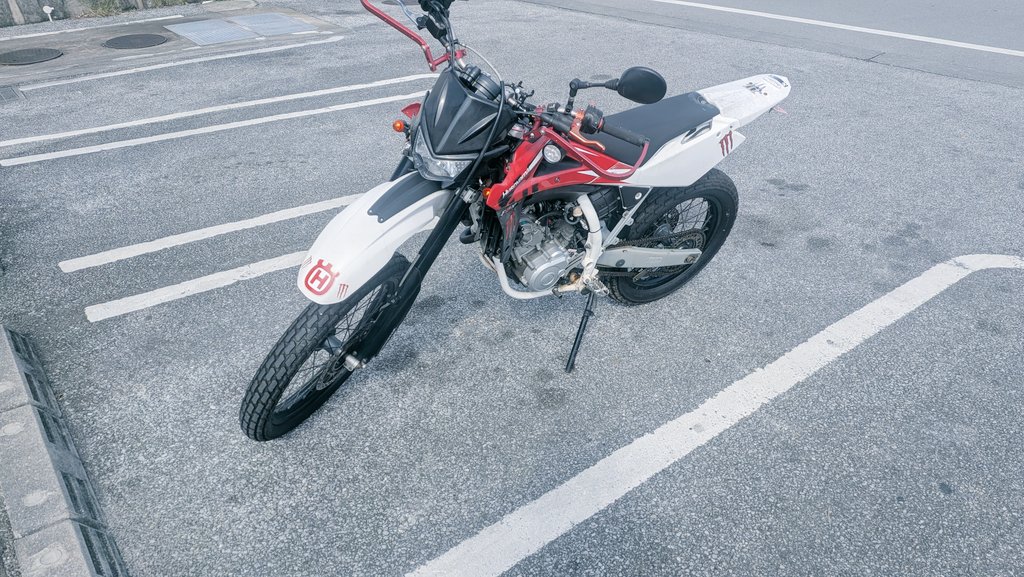 junkichan's tweet photo. cbに続き、ハスクバーナTE125！ゲットー！お知り合いから控えめの値段で譲ってもらった〜！
競技ベース車両なのでハンドル周りやばい、かっこいい https://t.co/Psy0sW6YV5