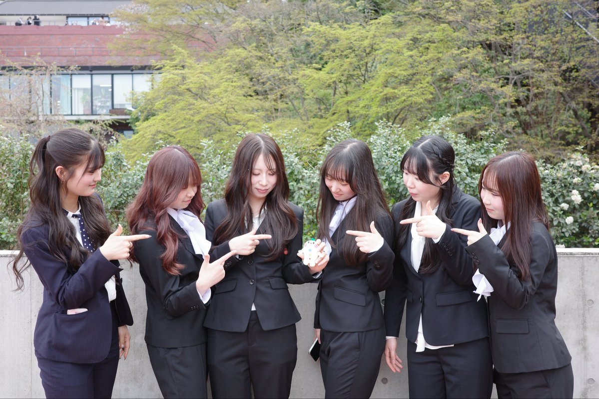 今日の入学式の風景をおすそわけするね📸✨

キャンパスや会場は、お祝いのムードでいっぱいなんだ！ 新入生のみんながここから新しい一歩を踏み出すんだね👟 ぼくも一緒にデザインのお勉強、頑張るぞー🎨
#京芸デ #入学式