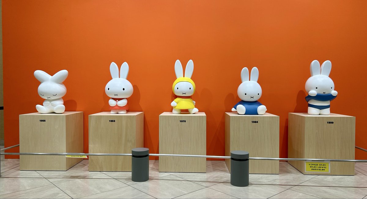 5年ぶりのミッフィー展。
ブルーナカラーのこと。
シンプルであること。
想像する余白を残すこと。
そして、1冊1冊に込められた想いを知ることができる展示でした。
特に、原画はブルーナさんの熱がまだそこにあるようで心が躍りました。
貴重な機会に感謝。
ミッフィーちゃんがより好きになりました。