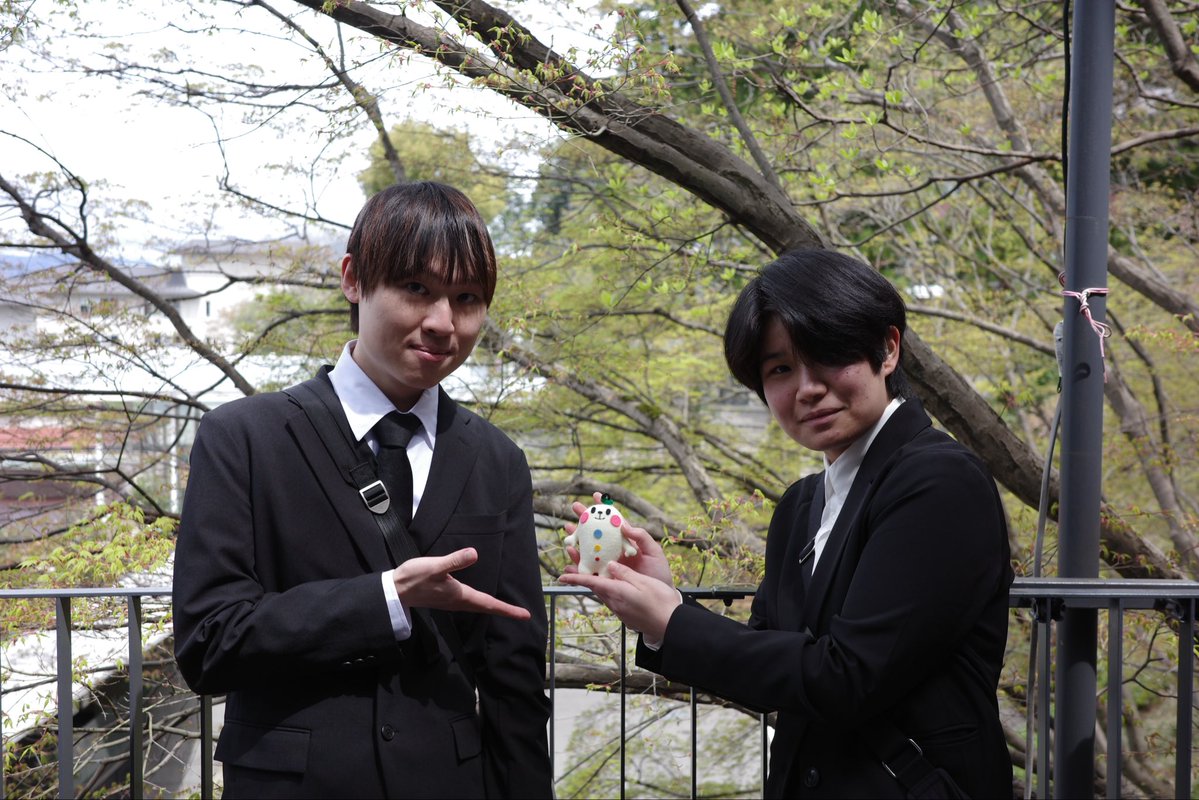 入学式の会場では、さっそくできた新しいお友だちと、みんなで仲良く記念撮影をしているよ📸✨

ニコニコ笑顔がいっぱいで、とっても楽しそうだなぁ🌸 これから始まるキャンパスライフにワクワクしちゃうね！
#京芸デ #入学式