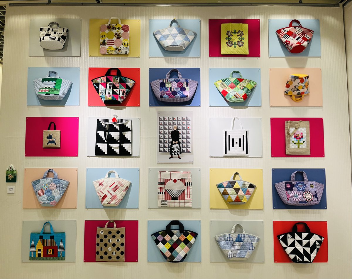 Gsha_design's tweet photo. 🪡イベント情報🧵

藤田久美子パッチワークキルト教室作品展が今日まで開催中です❗️
本日は最終日なので16時まで。
場所は東京芸術劇場のギャラリー1です。

『パッチワークキルトのアイデアノート』に掲載の作品もすてきに展示されているのでぜひご覧ください💕
https://t.co/UWVZUx48OU

大作キルトのデザインと配色は、藤田先生だからこそできる、お教室の特徴だと思います。
ぜひご覧ください☺️