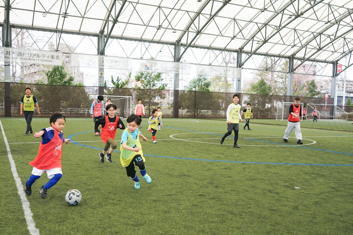 MIFA_FP_SENDAI's tweet photo. 【MIFA FP仙台「サッカーひろば」開催⚽️】
春の陽気に包まれた本日は、サッカーひろばを開催☀️
たくさんの親子にご参加いただき、コミュニケーションを取りながら楽しくウォーミングアップや試合を行いました🎵
次回は、5/10(日)10時からです！
#MIFAFP仙台 #solfaction https://t.co/8XcRSg8wj1