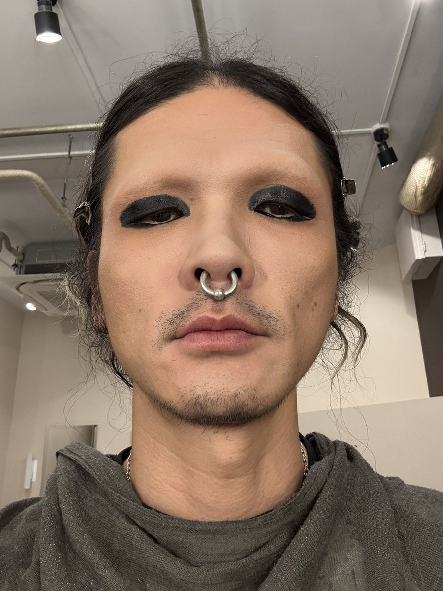 shomurasatoyasu's tweet photo. お楽しみますので

お楽しみに

メイク完全体は本番で観てほしいな

@muccofficial 本日サポートを務めます。頑張りますので、よろしくお願い申し上げます。

@muccofficial 
@mucc_tatsuro 
@mucc_miya 
@mucc_yukke https://t.co/J3zH4i8MvH