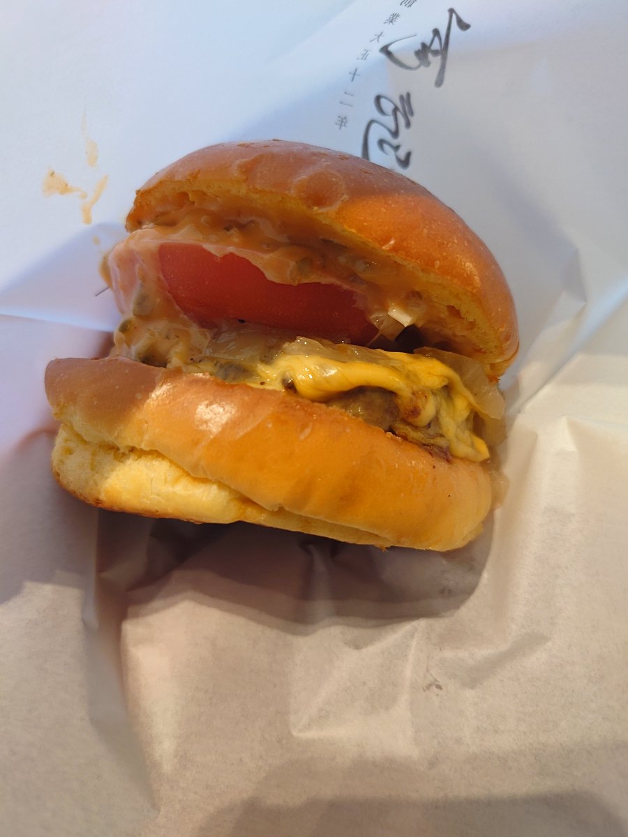 eatmanp's tweet photo. 😆
こんにちばぁぁぁ〜がぁぁぁ〜🍔🍔🍔
#尾島
#尾島ダイニング
#OJIMA DINING
#チーズバーガー
ごちそうさまでした🤤😋🤤 https://t.co/xGjaSsJn07