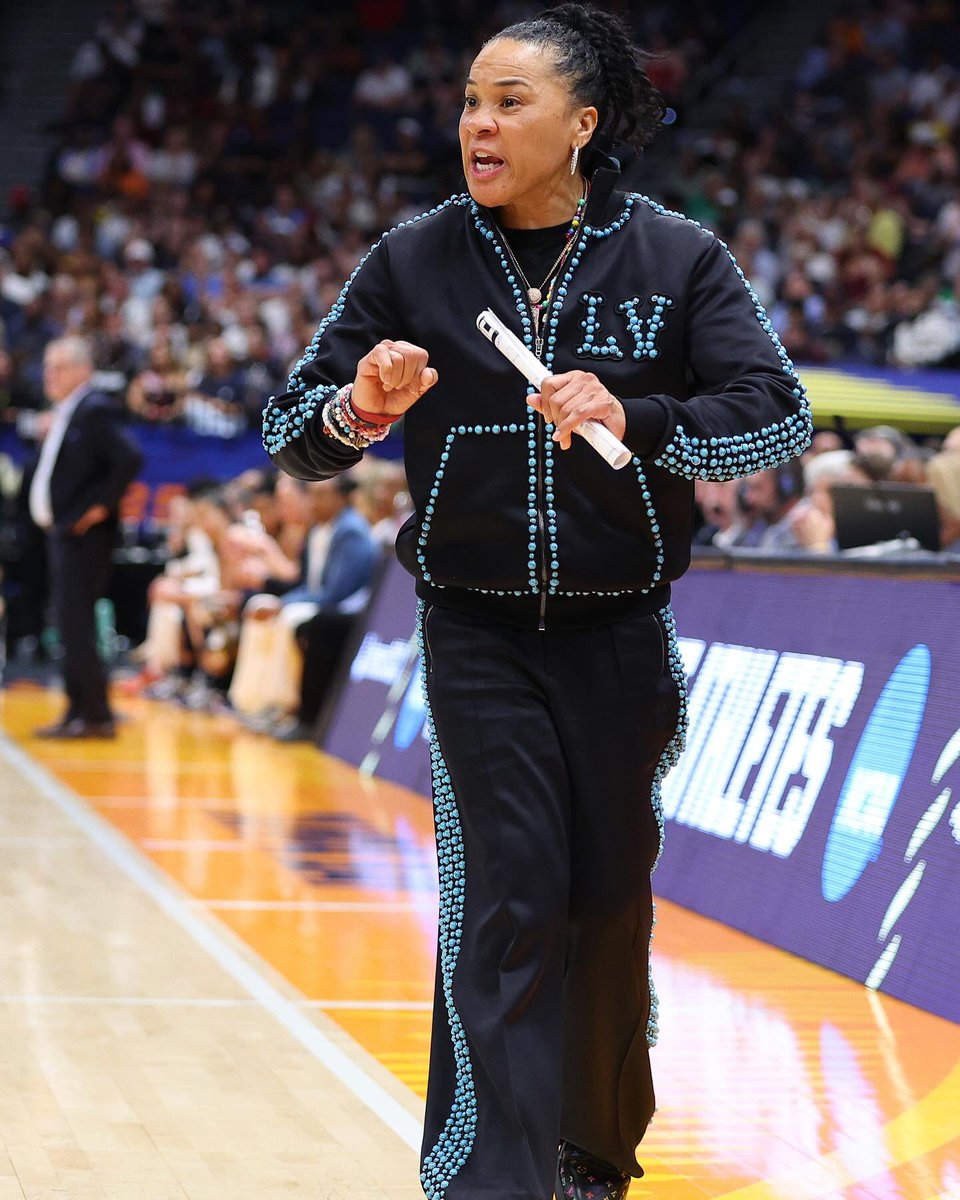 HardestFitPics's tweet image. Dawn Staley the Coach stays fitted for the games 😮‍💨