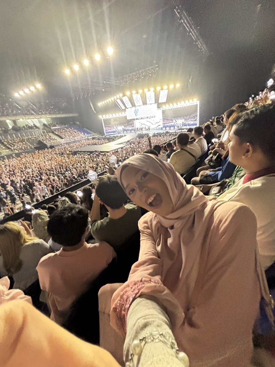ST4RFlR3's tweet photo. saw them for the second time, hopefully will see them again <3 ily my ive #IVE_SHOW_WHAT_I_AM_KL #IVEinKL https://t.co/bLaH3ivSnB