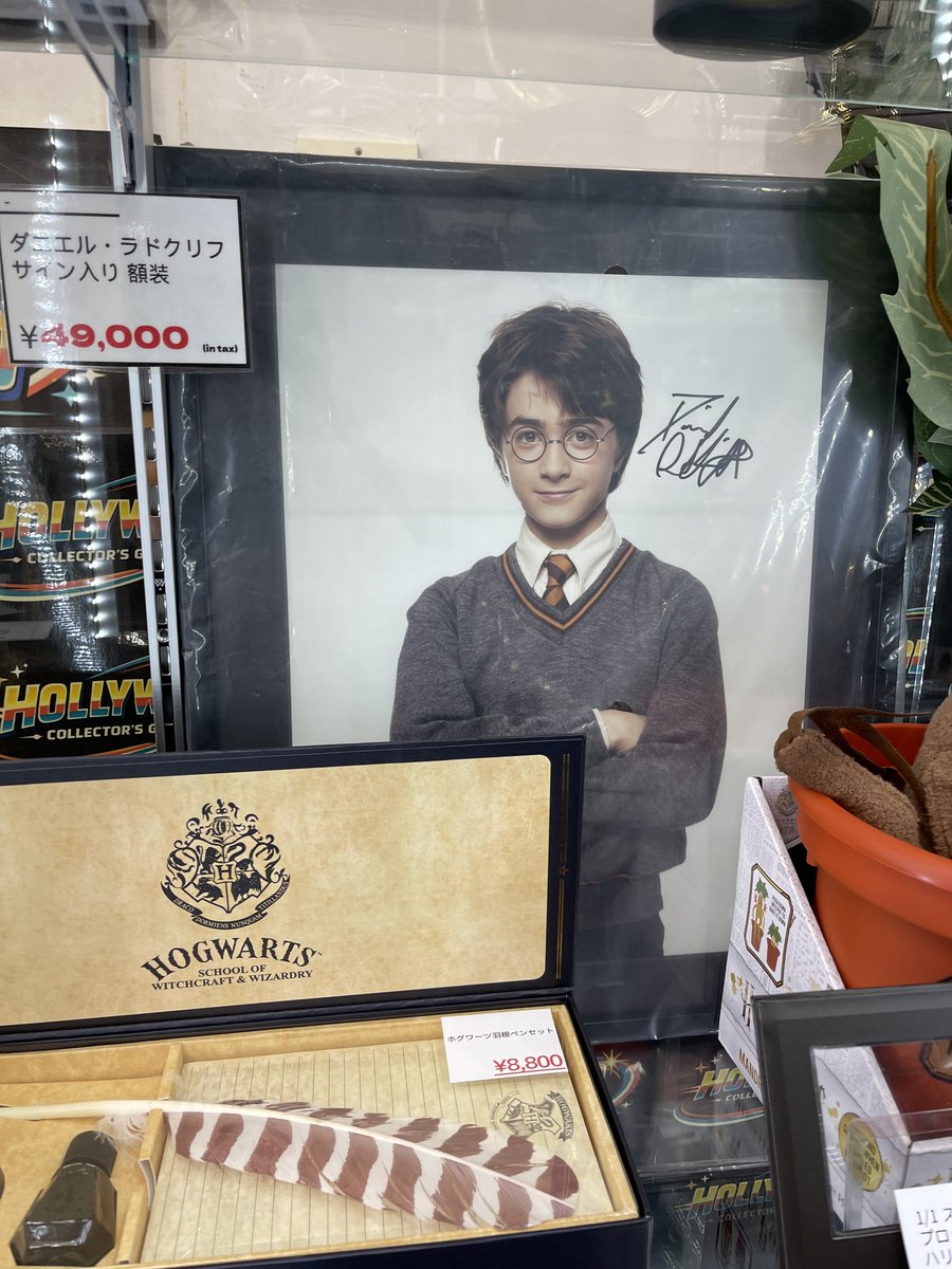sovhollycolle's tweet photo. 【ハリコレ新店舗情報】
店頭では額装された直筆サイン入りポートレートの販売がございます。

＃ヒュー・ジャックマン
＃クリスチャン・ベール
＃ダニエル・ラドクリフ
 
本日も11:00～20:00まで営業中！ https://t.co/kd7VQhS22s