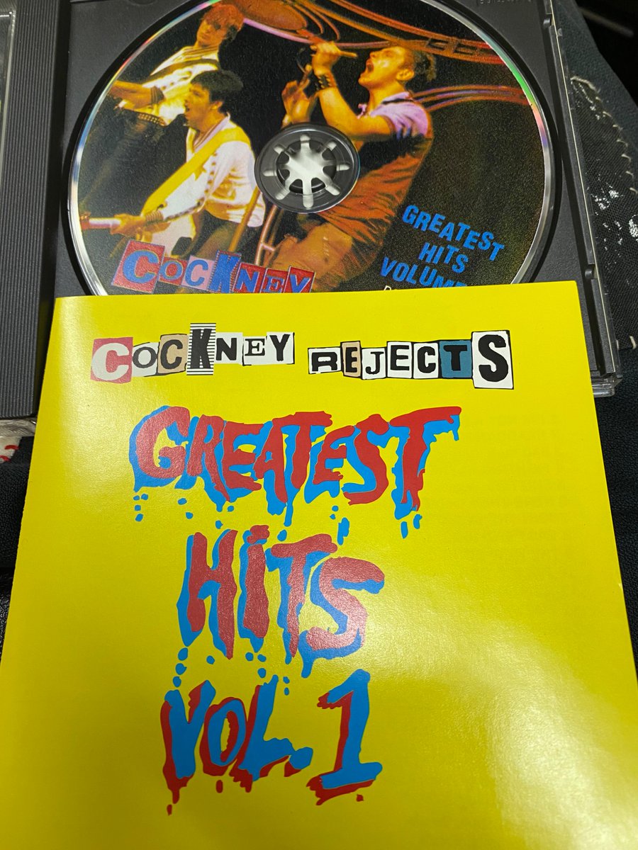 Cockney Rejects
 "Greatest Hits Vol. 1 “
captain oi🇬🇧

1978年英国ロンドン.イーストエンド産元祖UK Oi PUNKバンド🎸🥁🇬🇧
オリジナルは1980年リリース1st💿🧷
メンバーはウェストハム・ユナイテッドの熱烈なサポーター⚽️🇬🇧
初期衝動パワフルな楽曲群でコレはまぁ元気が出る一枚ス‼️😤💿🖕