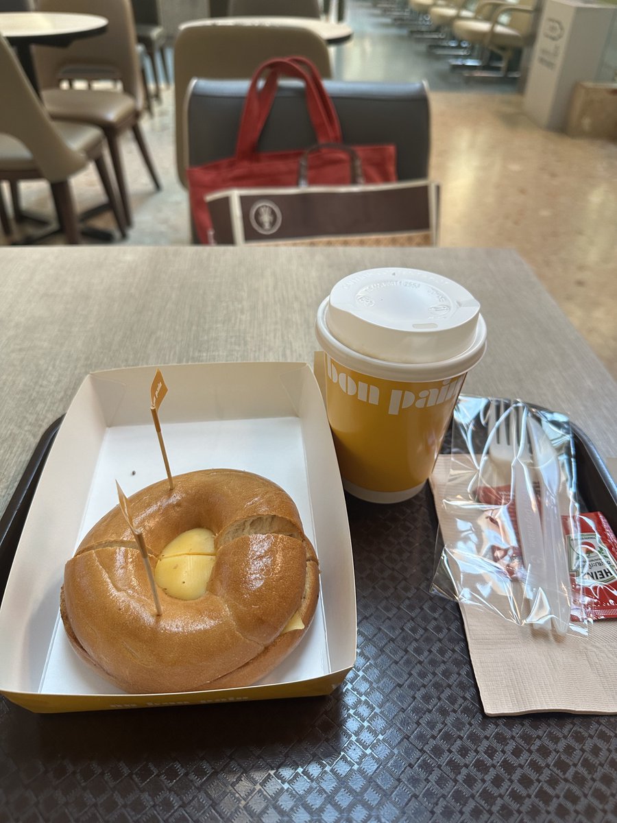 lovepikagoro's tweet photo. 昨日は朝10時にセントラルワールドGMM→まさみさんのサロンでネイル→セントラルワールドでトレカ購入→ぷーちゃんの聖地で夕飯→夜中まで発送作業
今日は8時にFBコン来た方のアユタヤツアー送り出し→病院で検査採血→10時オープンのセントラルワールドでPPフォトカード買いたい、整理券は13番目ゲット、久しぶりに走りました→発送作業→JDコンからのナイトクラブへ
明日も朝8時までにサミティべに行くので明後日から寝ます
三連休のスケジュールが分刻み