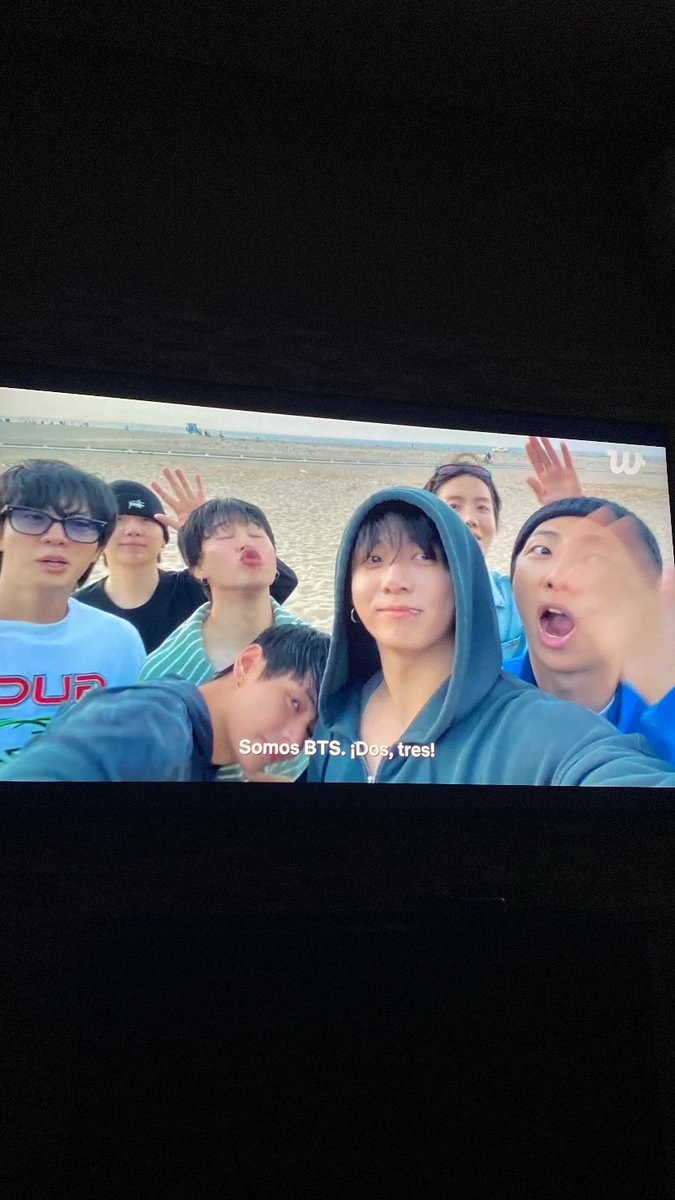 acaaa viendo el documental de mis amigos bities jajajaj noooo chicas por que se sacan la ropa