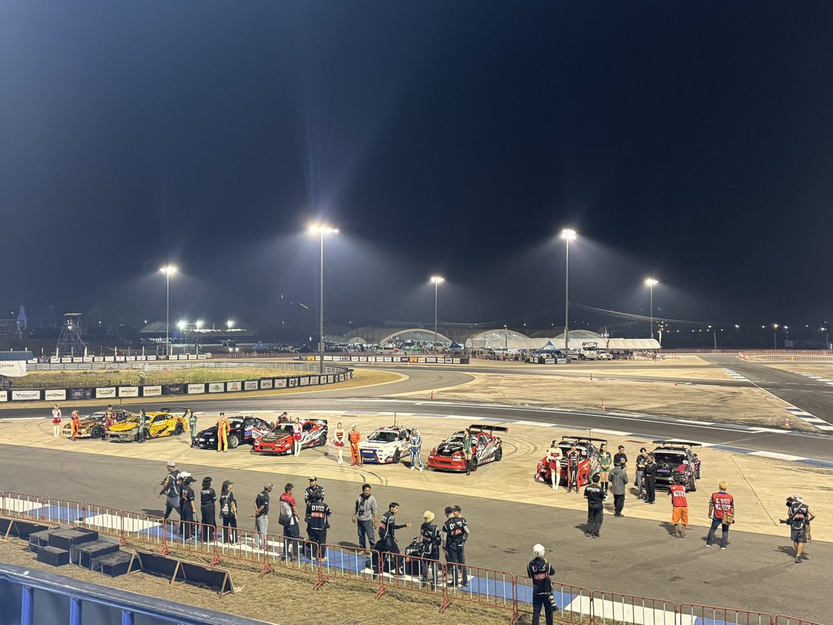 Ueno_Takahiro's tweet image. さあ本日最終日！

D1THAILANDRd.2です！！

タイのブリーラムの最高気温は38.9度

選手の走りも熱くて

審査員席は灼熱ですが、今日もしっかりと審査させていただきます‼️

今日はどんなドラマがまっているかな…

#d1
#drift
#d1THAILAND
#審査員