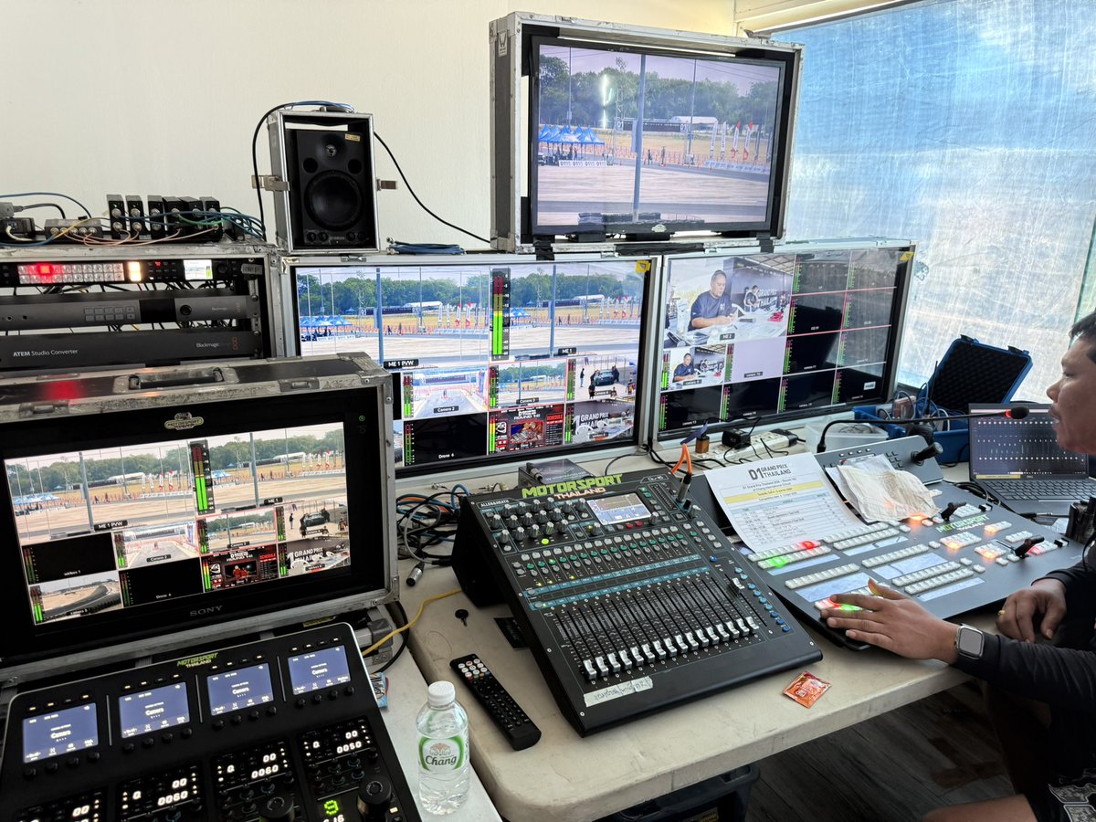 Ueno_Takahiro's tweet image. さあ本日最終日！

D1THAILANDRd.2です！！

タイのブリーラムの最高気温は38.9度

選手の走りも熱くて

審査員席は灼熱ですが、今日もしっかりと審査させていただきます‼️

今日はどんなドラマがまっているかな…

#d1
#drift
#d1THAILAND
#審査員