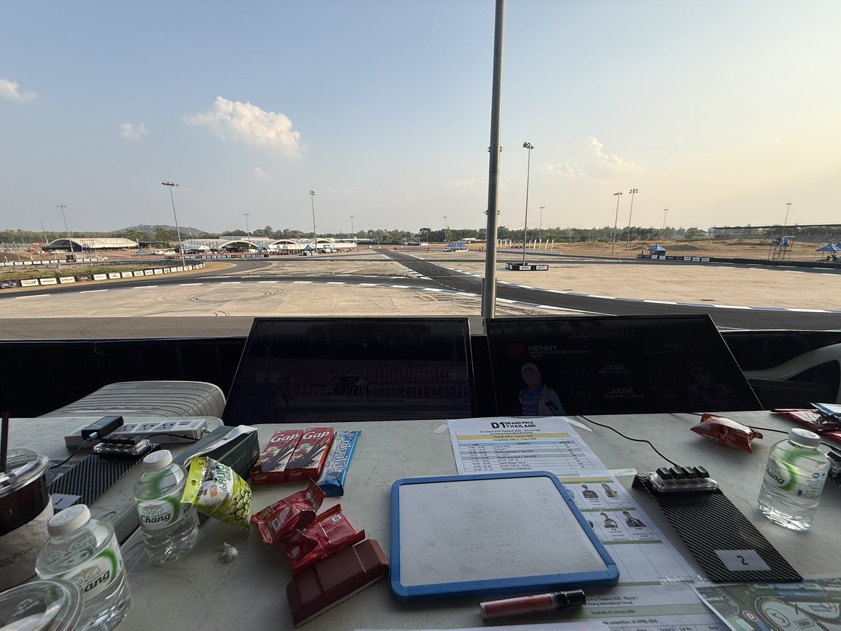 Ueno_Takahiro's tweet image. さあ本日最終日！

D1THAILANDRd.2です！！

タイのブリーラムの最高気温は38.9度

選手の走りも熱くて

審査員席は灼熱ですが、今日もしっかりと審査させていただきます‼️

今日はどんなドラマがまっているかな…

#d1
#drift
#d1THAILAND
#審査員