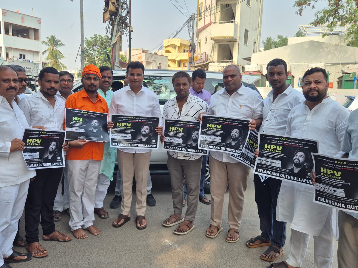AAFAOnline's tweet photo. బాలికల ఆరోగ్యం - దేశానికి రక్షణ: అల్లు అర్జున్ ఫ్యాన్స్ అసోసియేషన్ వినూత్న కార్యక్రమం.నేడు తెలంగాణ రాష్ట్ర అల్లు అర్జున్ ఫ్యాన్స్ అసోసియేషన్ ఆధ్వర్యంలో మహిళల్లో గర్భాశయ (సర్వకల్ ) క్యాన్సర్ నివారణపై అవగాహన కల్పించే పోస్టర్ కుత్బుల్లాపూర్ ఎమ్మెల్యే కెపి వివేకానంద గౌడ్ ఆవిష్కరించారు.
HPV వ్యాక్సిన్ 9 నుండి 14 ఏళ్లలోపు బాలికలకు HPV వ్యాక్సిన్ వేయించడం ద్వారా భవిష్యత్తులో వచ్చే గర్భాశయ క్యాన్సర్‌ను సమర్థవంతంగా నివారించవచ్చని ఈ సందర్భంగా గారు అవగాహన కల్పించారు.సమాజానికి ఉపయోగపడే ఇలాంటి సేవా కార్యక్రమాలు చేయడం అభినందనీయం" అని కొనియాడారు. ఈ మంచి నిర్ణయం తీసుకున్న ఐకాన్ స్టార్ అల్లు అర్జున్ గారిని, వారి ఫ్యాన్స్ అసోసియేషన్‌ను ఆమె ప్రత్యేకంగా అభినందించారు. ఈ కార్యక్రమంలో తెలంగాణ రాష్ట్ర అల్లు అర్జున్ ఫాన్స్ అసోసియేషన్ జాయింట్ సెక్రెటరీ వేణు గౌడ్, హైదరాబాద్ నార్త్ జోన్ ప్రెసిడెంట్
కే. బాలకృష్ణ (అల్లుక్రిష్) అడ్డు,సుధాకర్ మరియు టిఆర్ఎస్ సీనియర్ నాయకులు వేణు యాదవ్  తదితరులు పాల్గొన్నారు
#AAFASupportsHPVDrive
#HPVVaccine
#CervicalCancerAwareness
#SwasthNariViksitBharat