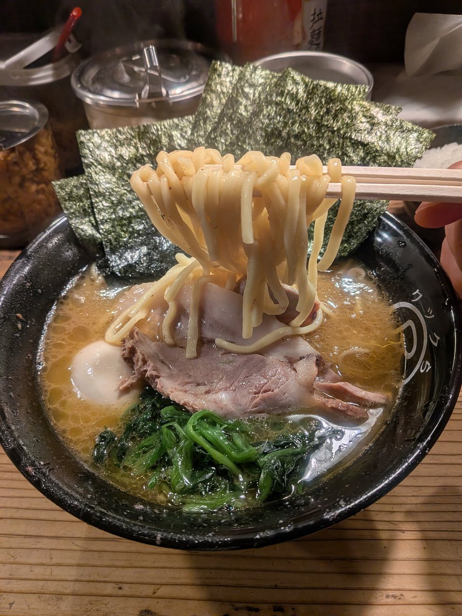 yursus2020's tweet photo. #クックら ラーメン+煮豚(950+300円)

·チャーシュー実は燻製と煮豚の2種類あり
·煮豚は燻製より柔らかくて口の中でとろける味わい
·デフォが燻製なので煮豚トッピングすると違いも楽しめます

#相模原グルメ
#相模原ラーメン
#相模大野グルメ
#相模大野ラーメン https://t.co/0uVcgMgop4