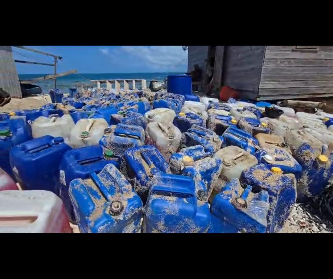 FFAAHN's tweet photo. #OperacionesFFAA || Las Fuerzas Armadas de Honduras, a través de la Fuerza Naval de Honduras, ejecutaron una operación de inspección en los Cayos Pepino, sector de Cayos Cajones (Hobbies), donde se localizó un cargamento de combustible y equipo marítimo de procedencia desconocida, evidenciando indicios de almacenamiento irregular.
Durante la operación se decomisaron 205 bidones con capacidad de 10 y 20 galones, enterrados y ocultos junto a un rotoplas, líneas de amarre y cajas de madera de nasas, contabilizando aproximadamente 2,450 galones de gasolina.
Asimismo, se incautaron tres lanchas sin registro ni documentación, así como dos motores de 15HP, uno de ellos sin número de serie y en condición inoperativa.
El material decomisado fue trasladado a bordo del Guardacostas Tegucigalpa. Las autoridades navales continúan desarrollando inspecciones en otros cayos del sector, como parte de las operaciones permanentes para combatir actividades ilícitas en los espacios marítimos del país.
#FuerzasArmadasHN