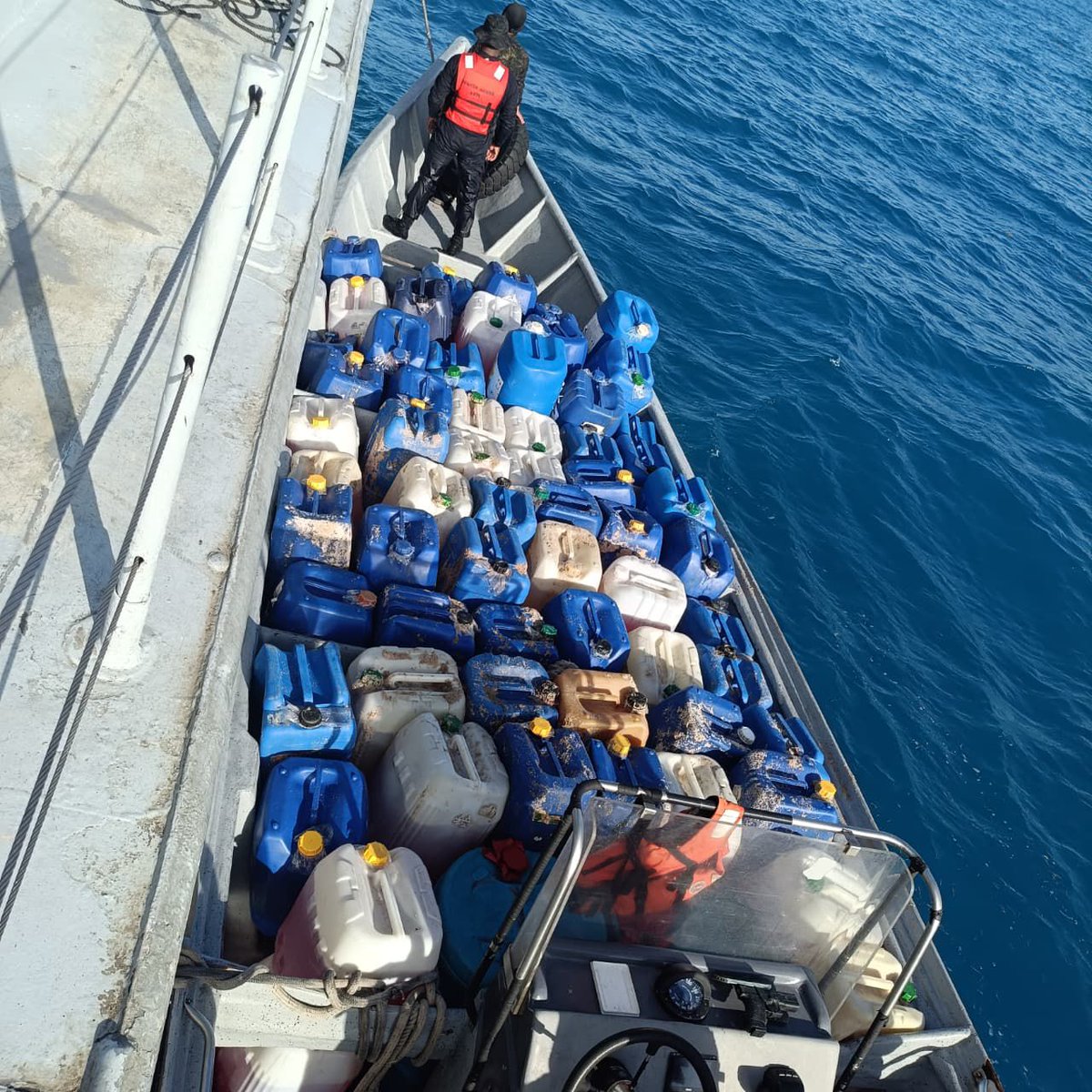 FFAAHN's tweet photo. #OperacionesFFAA || Las Fuerzas Armadas de Honduras, a través de la Fuerza Naval de Honduras, ejecutaron una operación de inspección en los Cayos Pepino, sector de Cayos Cajones (Hobbies), donde se localizó un cargamento de combustible y equipo marítimo de procedencia desconocida, evidenciando indicios de almacenamiento irregular.
Durante la operación se decomisaron 205 bidones con capacidad de 10 y 20 galones, enterrados y ocultos junto a un rotoplas, líneas de amarre y cajas de madera de nasas, contabilizando aproximadamente 2,450 galones de gasolina.
Asimismo, se incautaron tres lanchas sin registro ni documentación, así como dos motores de 15HP, uno de ellos sin número de serie y en condición inoperativa.
El material decomisado fue trasladado a bordo del Guardacostas Tegucigalpa. Las autoridades navales continúan desarrollando inspecciones en otros cayos del sector, como parte de las operaciones permanentes para combatir actividades ilícitas en los espacios marítimos del país.
#FuerzasArmadasHN