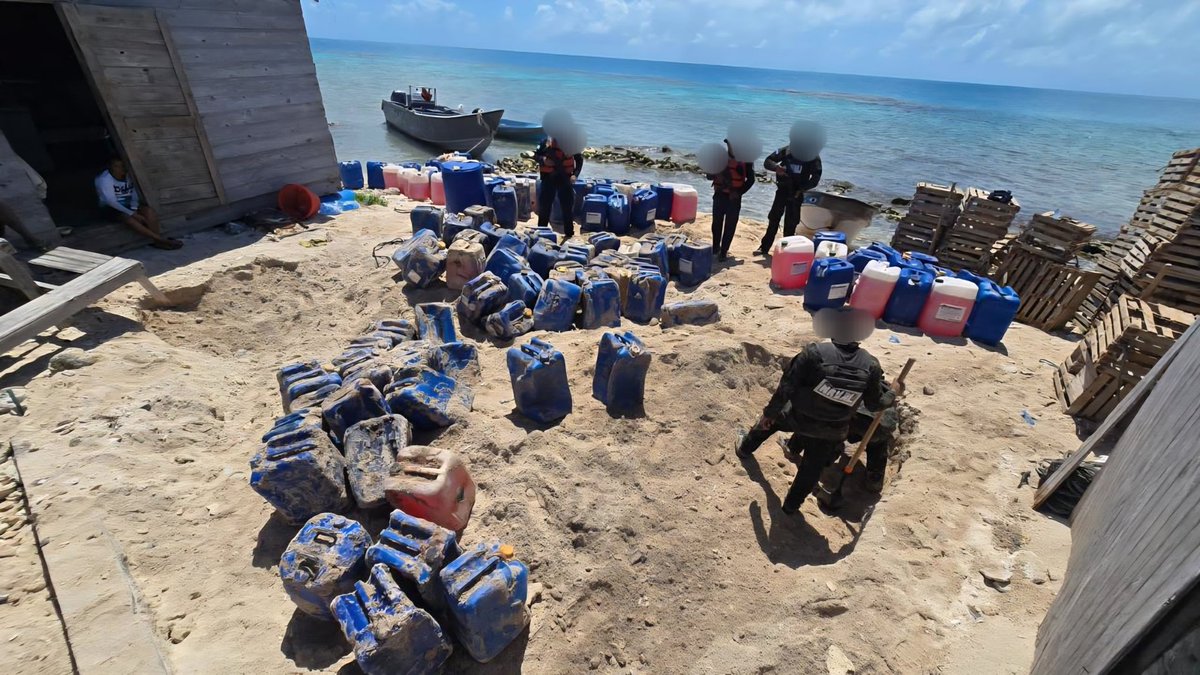 FFAAHN's tweet photo. #OperacionesFFAA || Las Fuerzas Armadas de Honduras, a través de la Fuerza Naval de Honduras, ejecutaron una operación de inspección en los Cayos Pepino, sector de Cayos Cajones (Hobbies), donde se localizó un cargamento de combustible y equipo marítimo de procedencia desconocida, evidenciando indicios de almacenamiento irregular.
Durante la operación se decomisaron 205 bidones con capacidad de 10 y 20 galones, enterrados y ocultos junto a un rotoplas, líneas de amarre y cajas de madera de nasas, contabilizando aproximadamente 2,450 galones de gasolina.
Asimismo, se incautaron tres lanchas sin registro ni documentación, así como dos motores de 15HP, uno de ellos sin número de serie y en condición inoperativa.
El material decomisado fue trasladado a bordo del Guardacostas Tegucigalpa. Las autoridades navales continúan desarrollando inspecciones en otros cayos del sector, como parte de las operaciones permanentes para combatir actividades ilícitas en los espacios marítimos del país.
#FuerzasArmadasHN