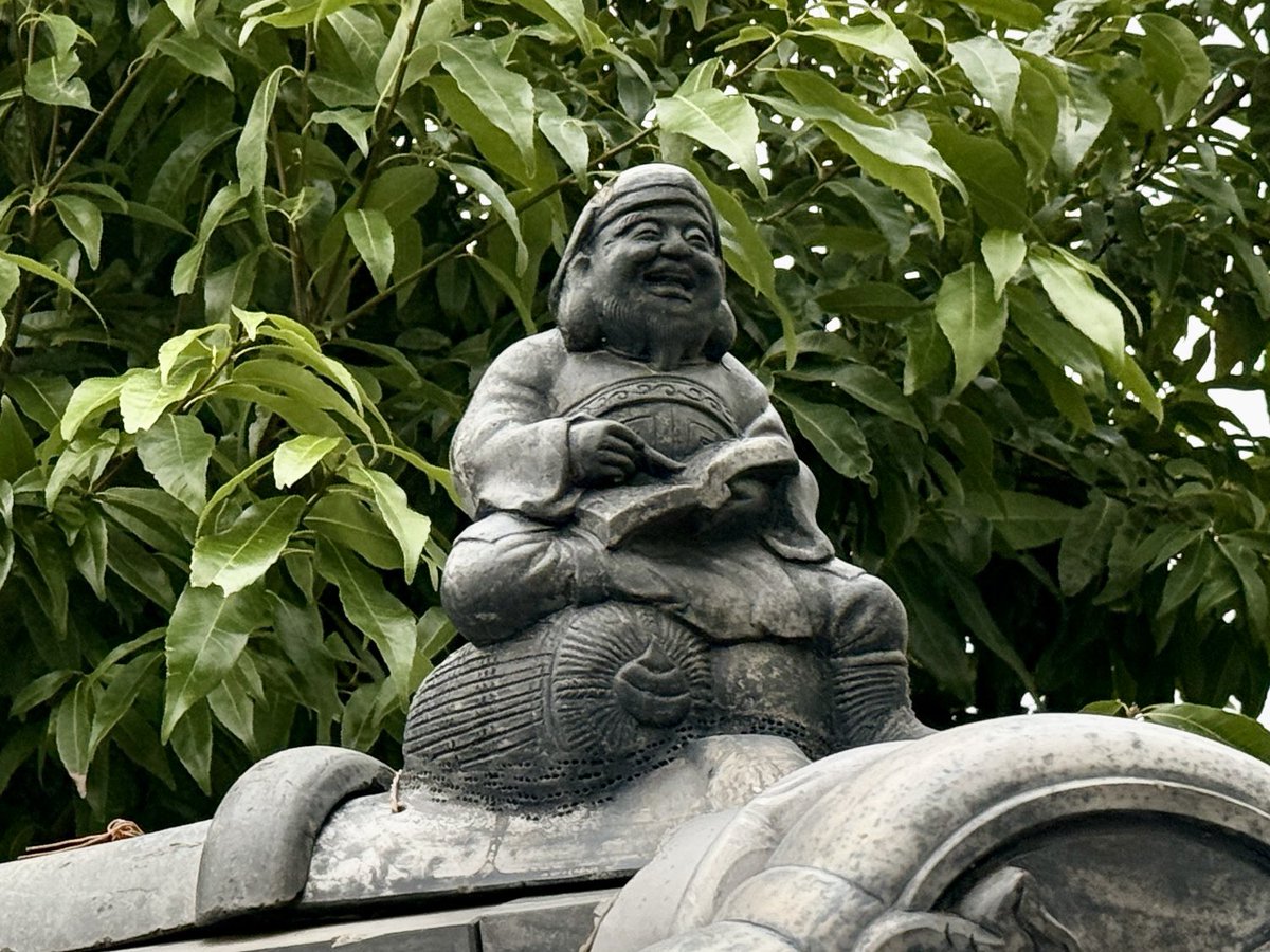 橿原の町を歩いてると
たまーに七福神の瓦飾ってる家がちらほら
この地域の風習なのか
地主っぽい家だったから単なる個人の趣味なのか