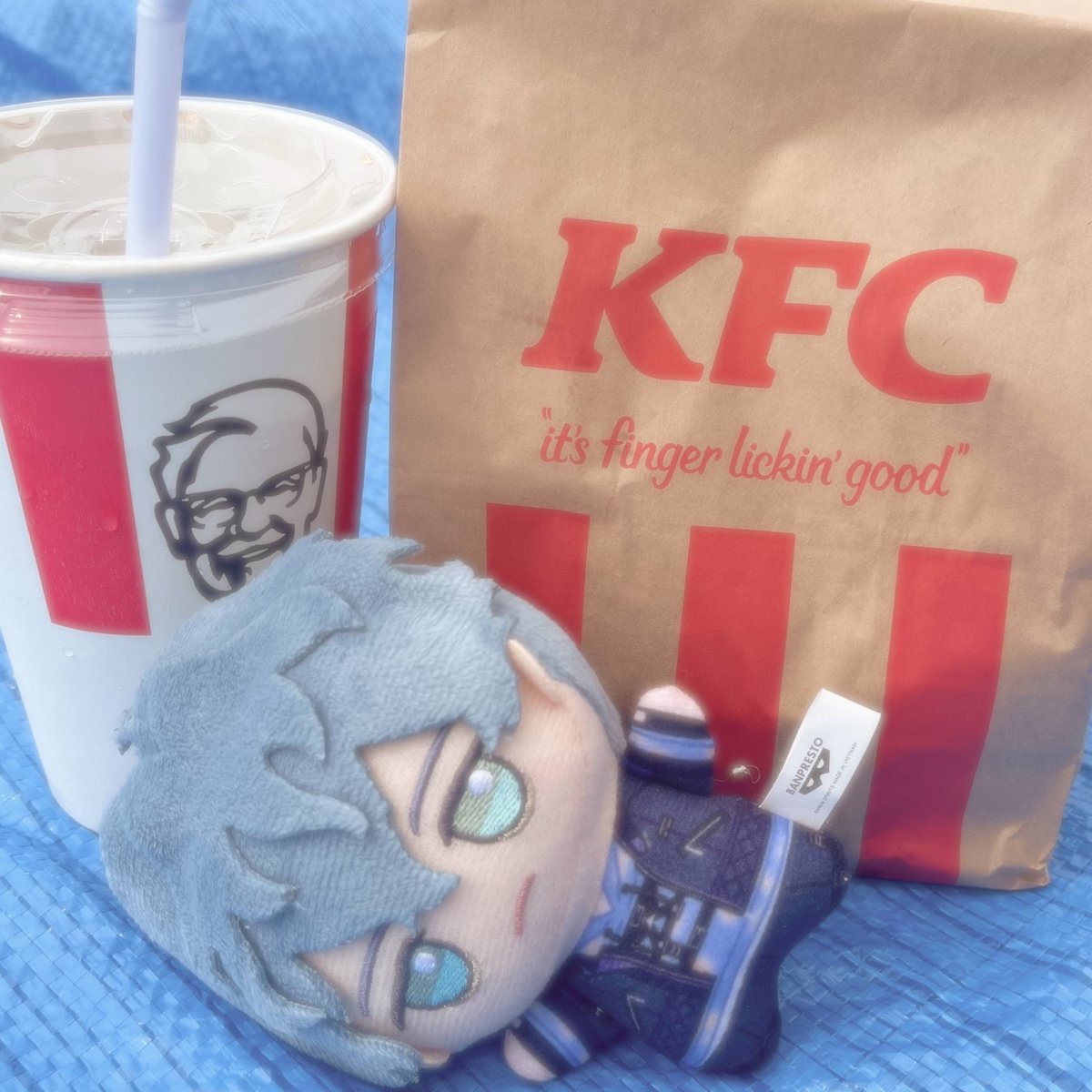 久しぶりに雨降ってないので屋上でケンタを食う。ルーイちゃん、それは集合写真で中央で寝っ転がる陽キャの真似？そっか