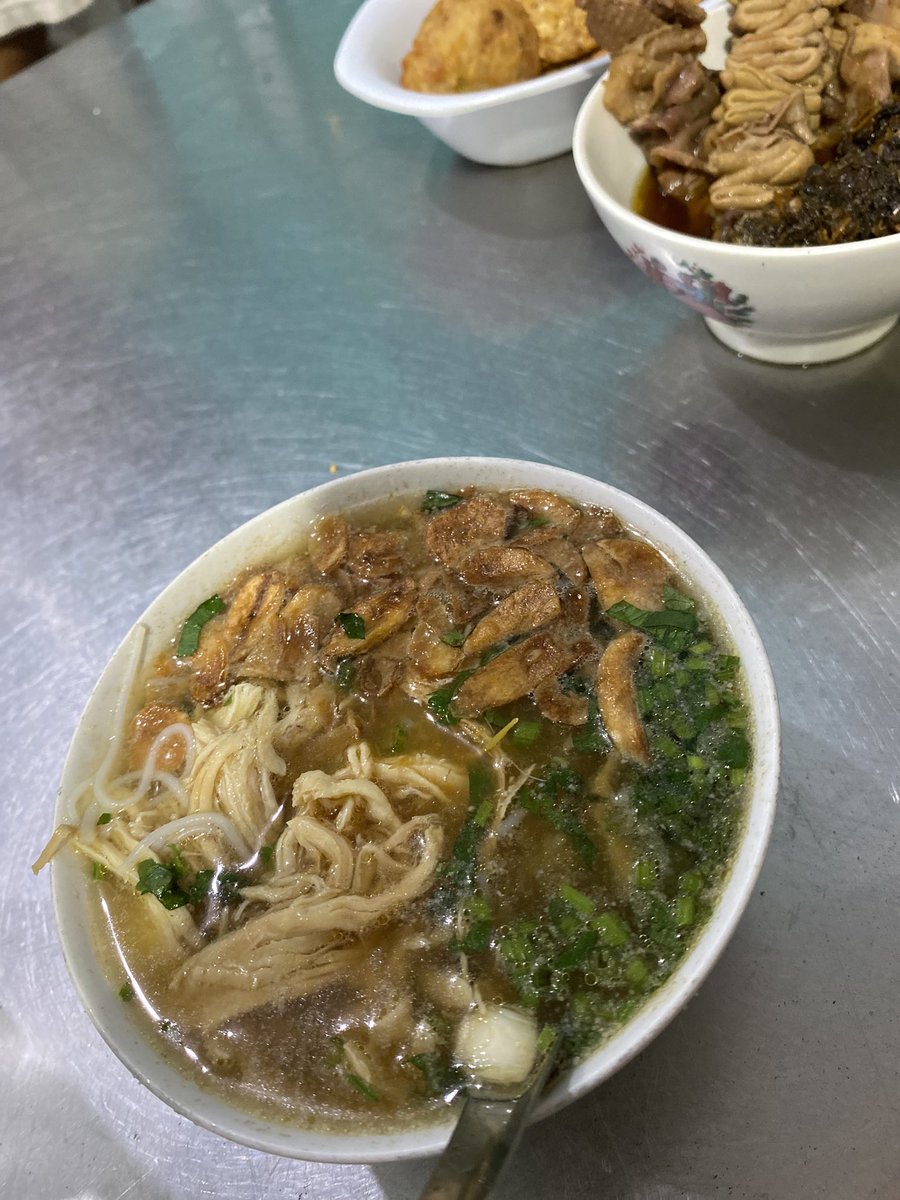 ajengndita's tweet image. Soto Bokoran✨

Edisi warlok mencoba kuliner yang rame didatengi wisatawan. 

Walaupun mangkoknya kicik tapi kenyang mantap👍
