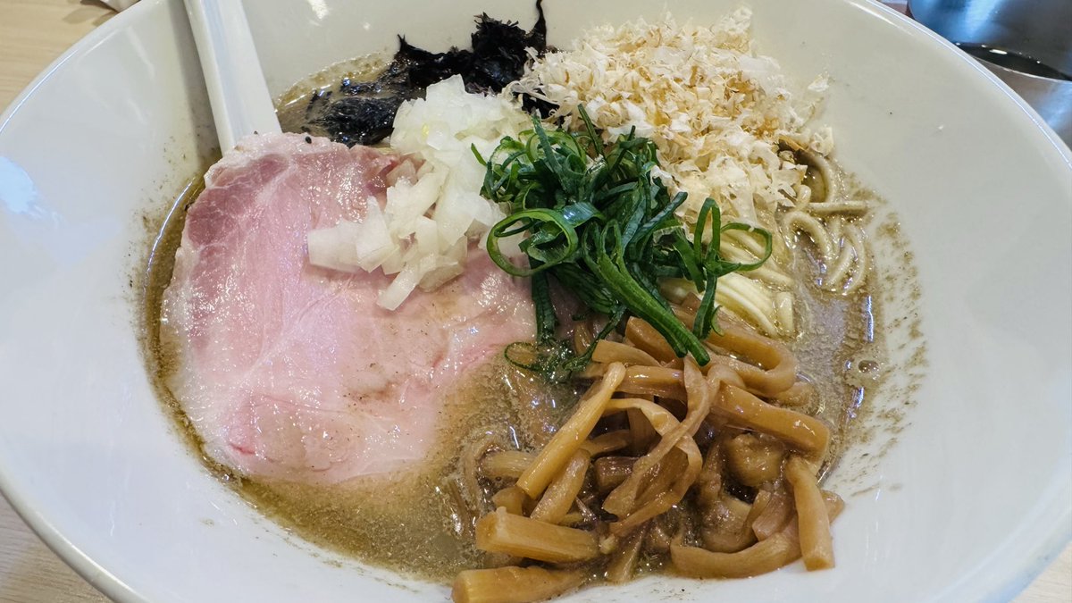 GoroSegatribe's tweet photo. 最近ラーメン店が増えまくってる糀谷の「カナリヤ」に行ってみたよ。濃厚な煮干しスープのラーメン食べると、脳の変なスイッチが入るんだよ、いい意味でｗ
おいしかったです！ https://t.co/RNXi2EWB6o