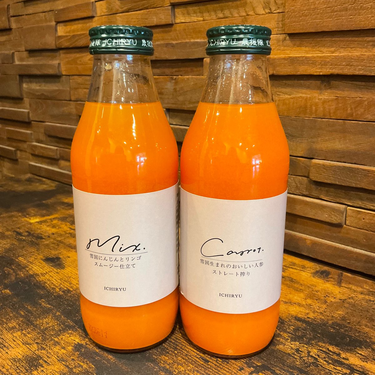 読谷村瀬名波のオーガニックショップ🌿
LOVE ORGANICSです🌞

鮮やかなオレンジが目を引く
やさしい一杯🥕

雪国で育った人参の甘みをぎゅと
閉じ込めたジュース。
「Mix」はりんご🍎と合わせてのみやすく、
「carrot」は素材そのままの美味しさをダイレクトに🥕

人参に含まれるBカロテンは