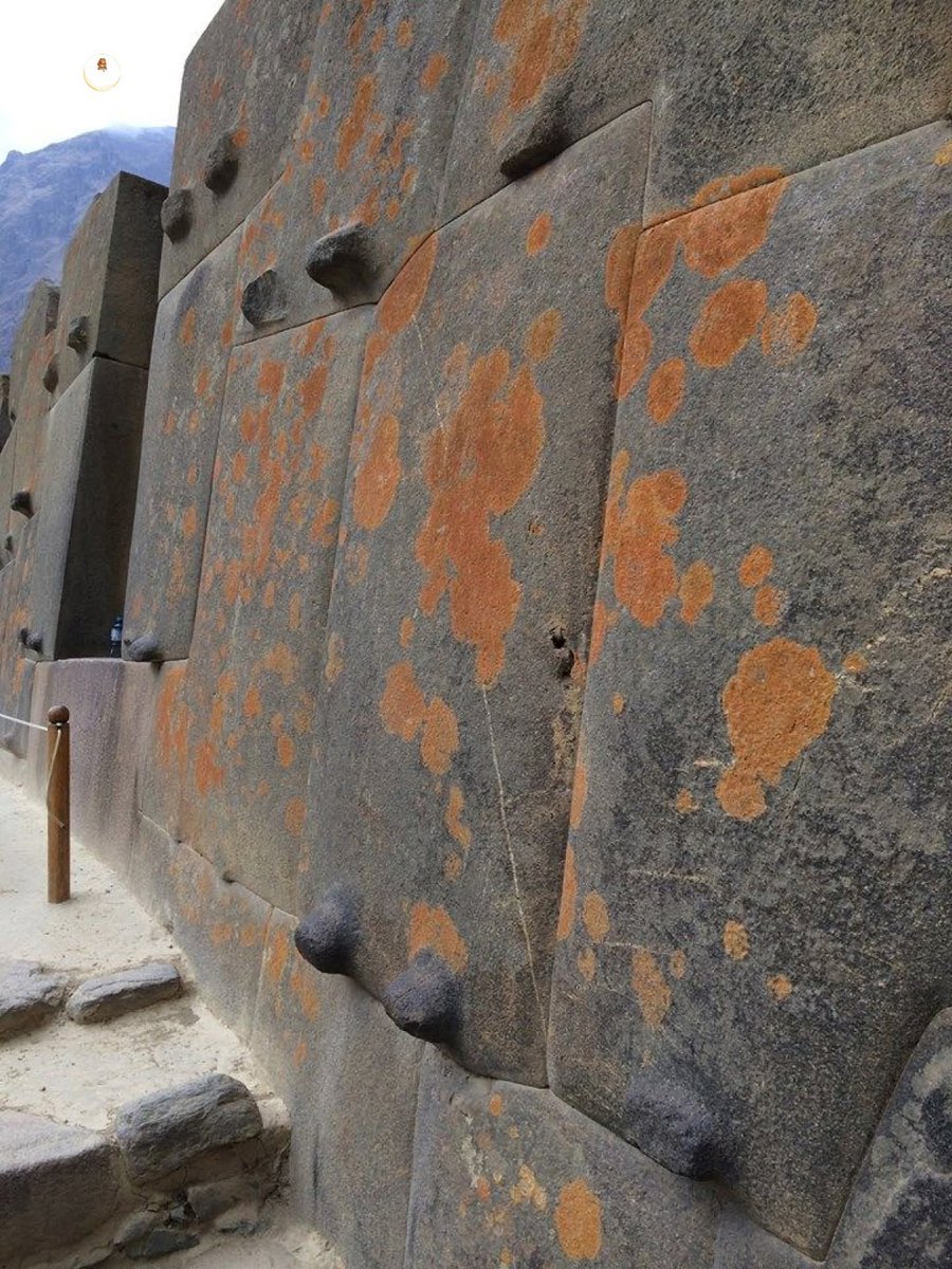 EDICIONESREGION's tweet photo. En el valle sagrado de Ollantaytambo, Cusco, estos colosales bloques de andesita datan de finales del siglo XV, tallados durante el reinado del Imperio Inca como parte de un monumental complejo de templos.

Ubicados a lo largo de una empinada ladera, el muro refleja una maestría en la cantería que sigue asombrando a historiadores, arquitectos y viajeros por igual.

Cada bloque —masivo, poligonal y encajado con una precisión asombrosa— muestra el avanzado conocimiento de los incas sobre la extracción, el transporte y el diseño sismorresistente.

Los salientes probablemente sirvieron como puntos de agarre durante la construcción, mientras que el liquen anaranjado que se extiende por la superficie revela siglos de exposición a la humedad, el sol y el viento de gran altitud.

A pesar de la erosión, las fracturas y el desgaste ambiental, la geometría entrelazada permanece firme, como si las piedras hubieran sido moldeadas en lugar de talladas.

De pie ante esta superficie erosionada, siento la silenciosa resistencia de una civilización que moldeó las montañas como si fueran arcilla blanda.
El liquen florece como antiguas huellas dactilares, recordándonos que la naturaleza también inscribe sus propias historias.  

World News Update