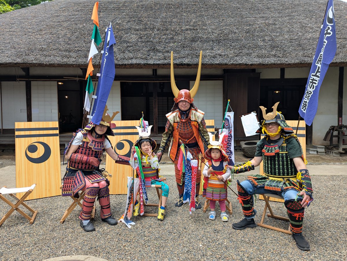 ita_kyoudo_m's tweet photo. 【お知らせ】
5/5(火・祝)に毎年恒例の鎧着付け体験を開催します！参加費無料、特殊な紙でできた鎧を着て武者になってみませんか？
10:00～12:00と13:00～14:30に当館中庭で開催！
申込不要で、直接板橋区立郷土資料館へお越しください。
写真は過去のです。
ご参加お待ちしております！ https://t.co/J2E1AbenXW
