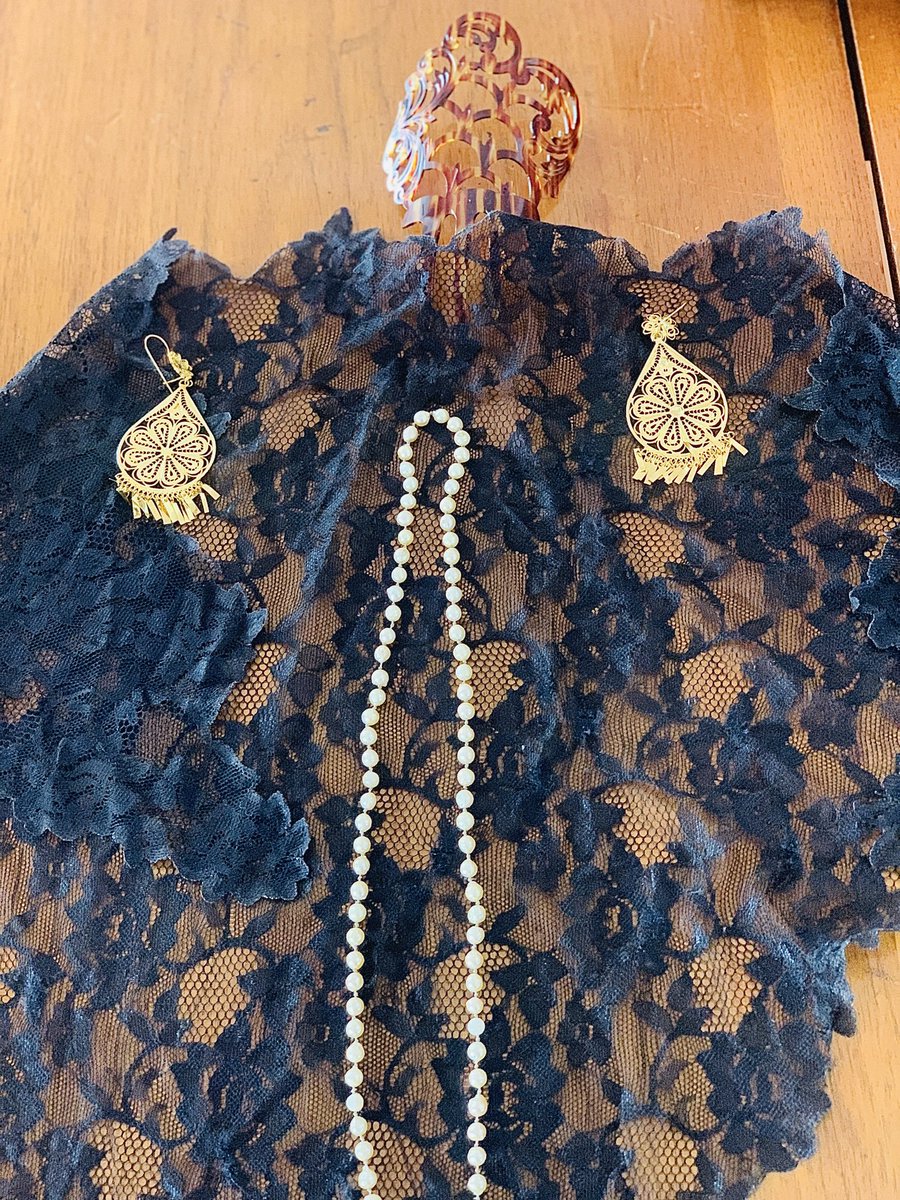 nacananprojet's tweet photo. La mantilla española y la peineta de Carey ; sevilla esta en Gordillo https://t.co/zfIgfMDLfU