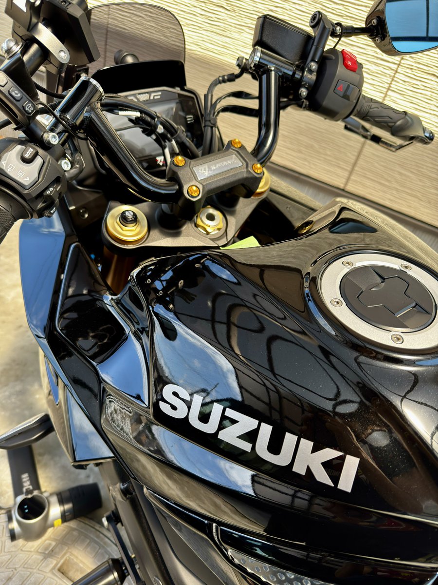 OORer_akisuke's tweet photo. 2年間ずっと水なしで綺麗にしてきたけど初めてのシャンプー洗車🫧 ͛.*その後は家にあった車用のコーティングして終了

ピカピカ💎✨

たまには水洗いもしちゃらんといけんね🤣

 #SUZUKI
  #刀
 #カタナ
 #GSXs1000s https://t.co/6CES9cNqbg