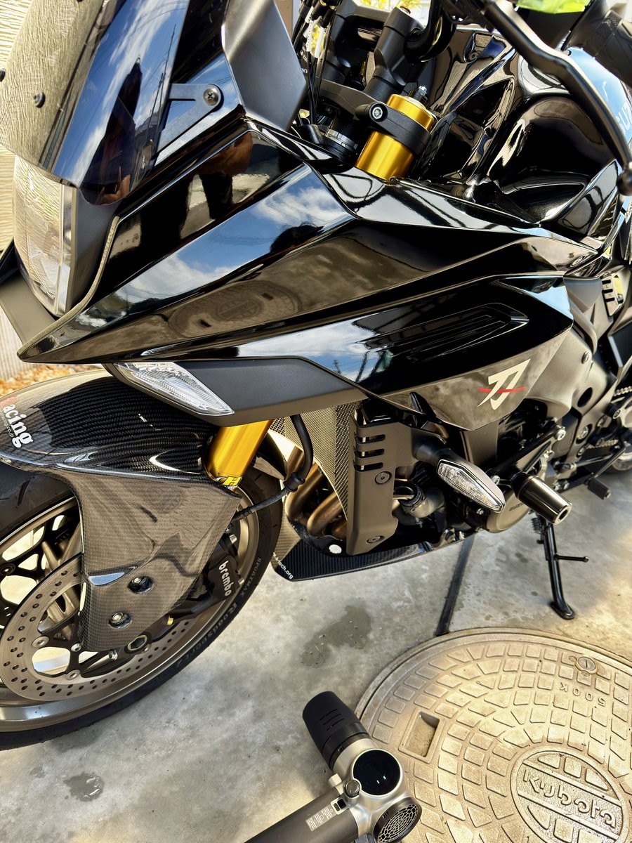 OORer_akisuke's tweet photo. 2年間ずっと水なしで綺麗にしてきたけど初めてのシャンプー洗車🫧 ͛.*その後は家にあった車用のコーティングして終了

ピカピカ💎✨

たまには水洗いもしちゃらんといけんね🤣

 #SUZUKI
  #刀
 #カタナ
 #GSXs1000s https://t.co/6CES9cNqbg