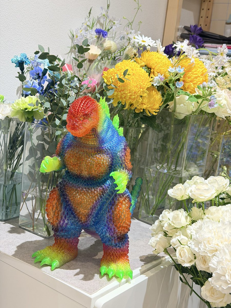 ZESPRI11's tweet photo. ゴジラは花瓶の近くにあります、はは 赤目天使 https://t.co/mpDVJz3wsk