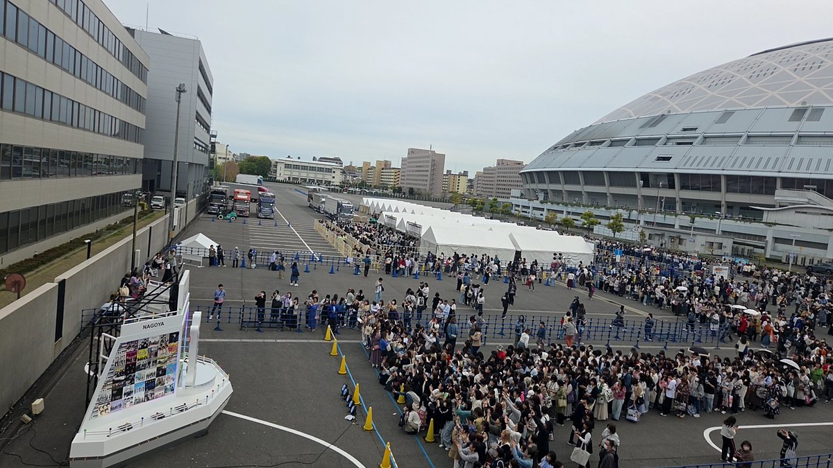 ARApi335's tweet photo. グッズのため、ナゴヤドーム到着！
明日ライブ参戦という実感が湧いてなかったけど、人混み見るともう明日なんだと感じるなぁ🥲

#WeareARASHI https://t.co/qi509Dzuwz
