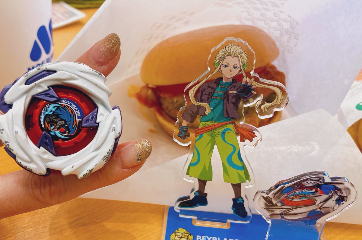 あでこ tweet media