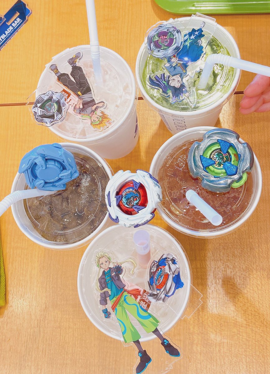 あでこ tweet media