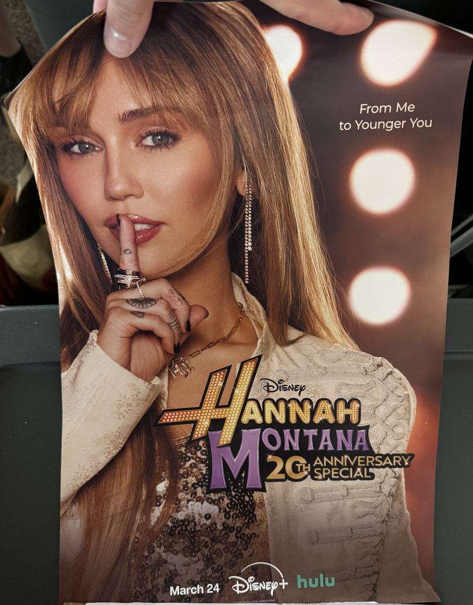 iSeeCyrus's tweet photo. @SamanthaPopstar @MileyCyrus @DisneyChannel @DisneyPlus @Maybelline This is the poster, and no, I got 9. 😛
And I gave 3 away to some fans :) https://t.co/0pVtQL2GRp