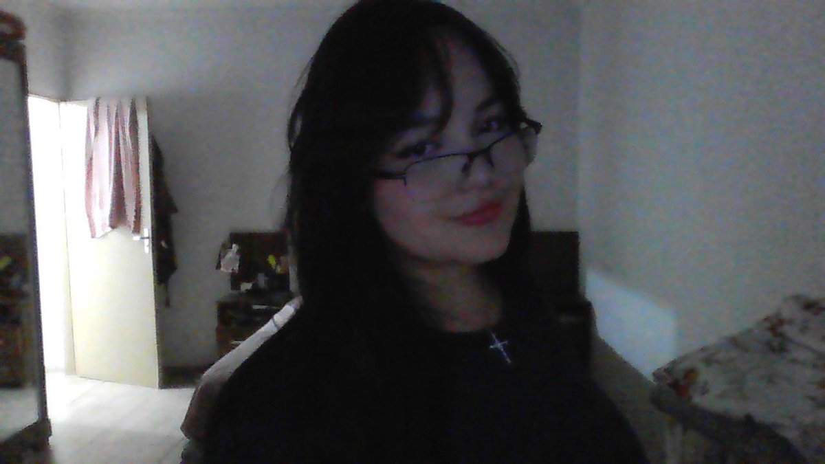 lullyxx_'s tweet photo. eu quando #lacro tirando foto no laptop https://t.co/r1Wrep5B1x