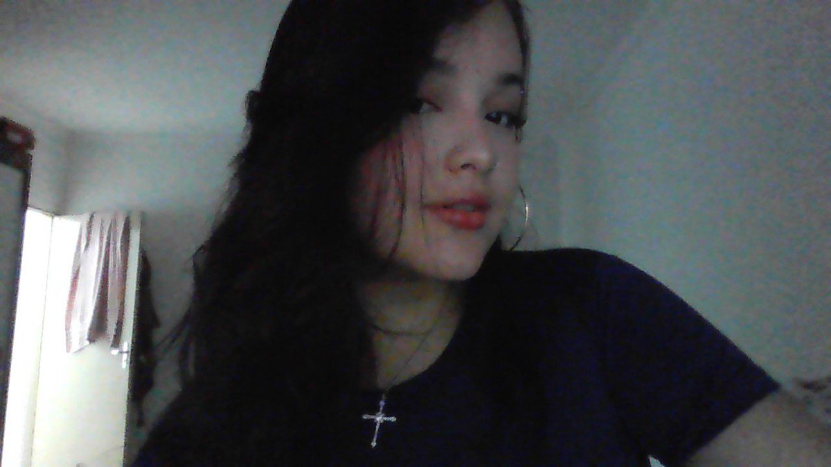lullyxx_'s tweet photo. eu quando #lacro tirando foto no laptop https://t.co/r1Wrep5B1x