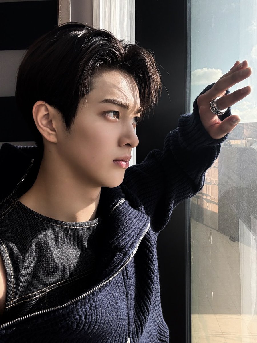 Imagine this window is ‘Tembok Ratapan Solo’ lol.