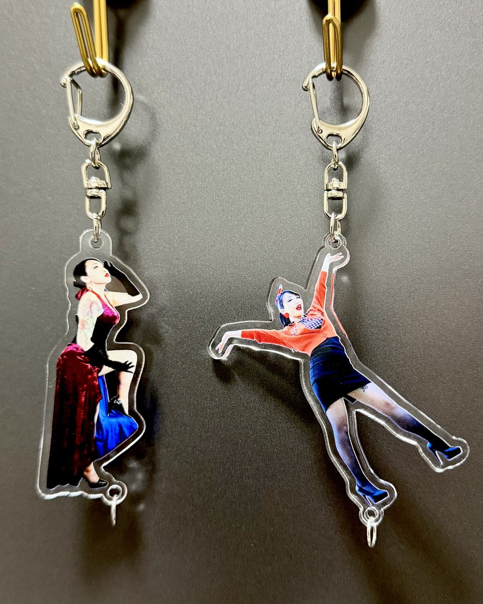 mowamowahitomi's tweet photo. 本体アクキー届いた👭ヒールの先に連結ちびチャーム付けられます！組み合わせて遊んでね👠ちび単体で鞄やアクセにしても可愛いかも！

ひとみ2種。1個¥750
ちびチャーム6種。1個¥350/3個¥1000+先着で傘リング付🌂
一美&amp;ちびコンプで4枚目カラビナ先着付🙋‍♀️
ひとみの現場に持って行きます！通販もやる！ https://t.co/K8rPzrTK3Q
