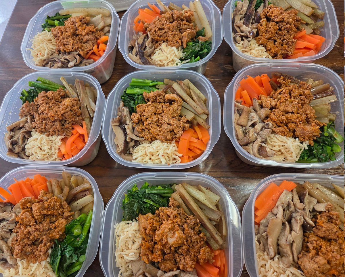 春のビビンバ弁当
山ウド
にんじん
菜の花
切り干し大根
しいたけ
肉味噌