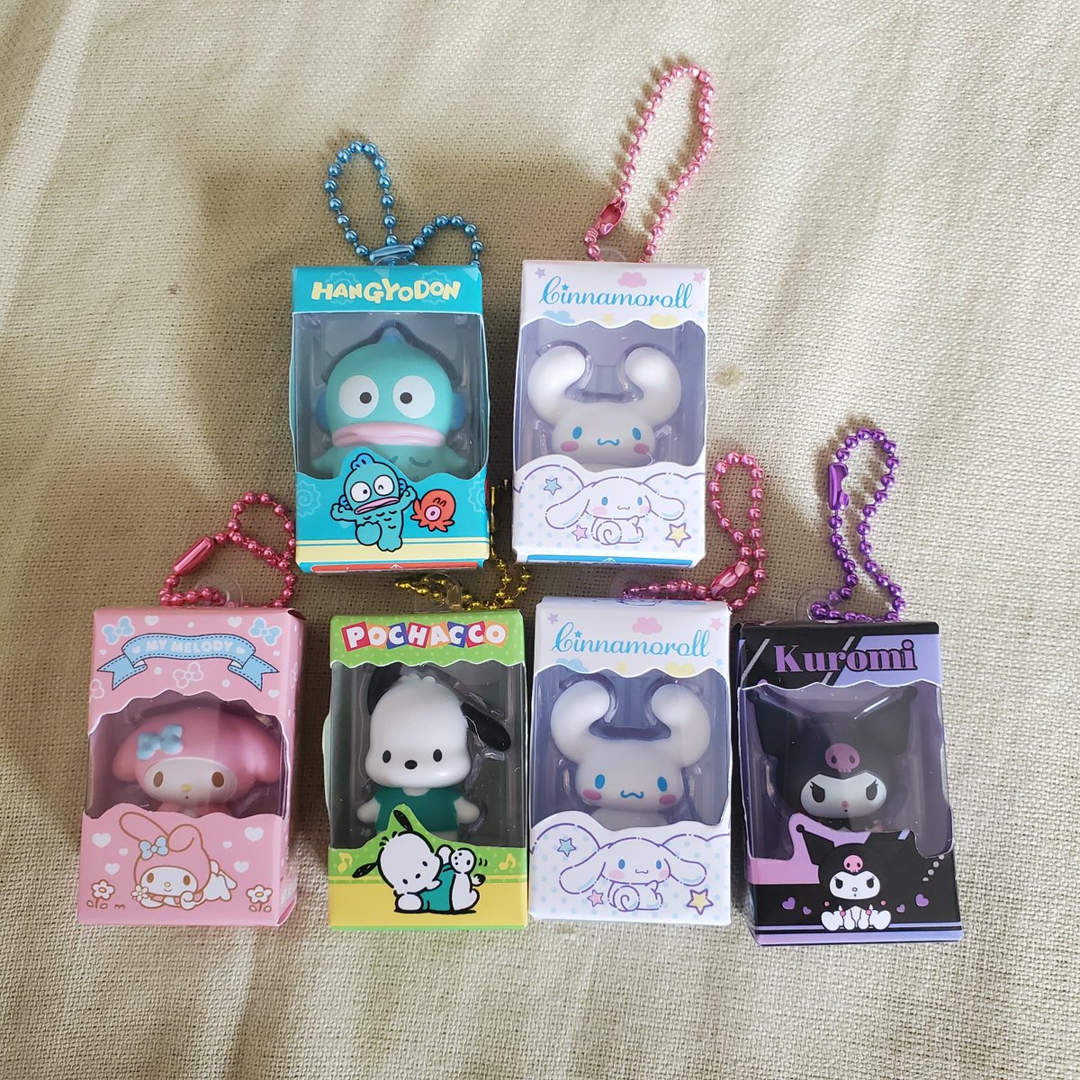 サンリオのチョコボックス再販分見つけたので購入。
銀の包装に変更になってたから袋開けないと中身がわからん。
シークレットってあんまり出ないもんじゃないのかな、普通。
シナモロールシクレが2つとは。
キティちゃん欲しかったけど、キティちゃんは自分で引かないと無理そ、交換とか無理そ。