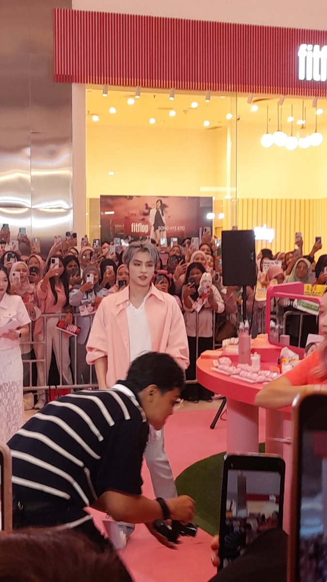 dejunniew's tweet photo. // Not Karina

BUT THIS IS exactly what happened to me when I saw Dejun 😭😭 https://t.co/Yup0yDTPJ2