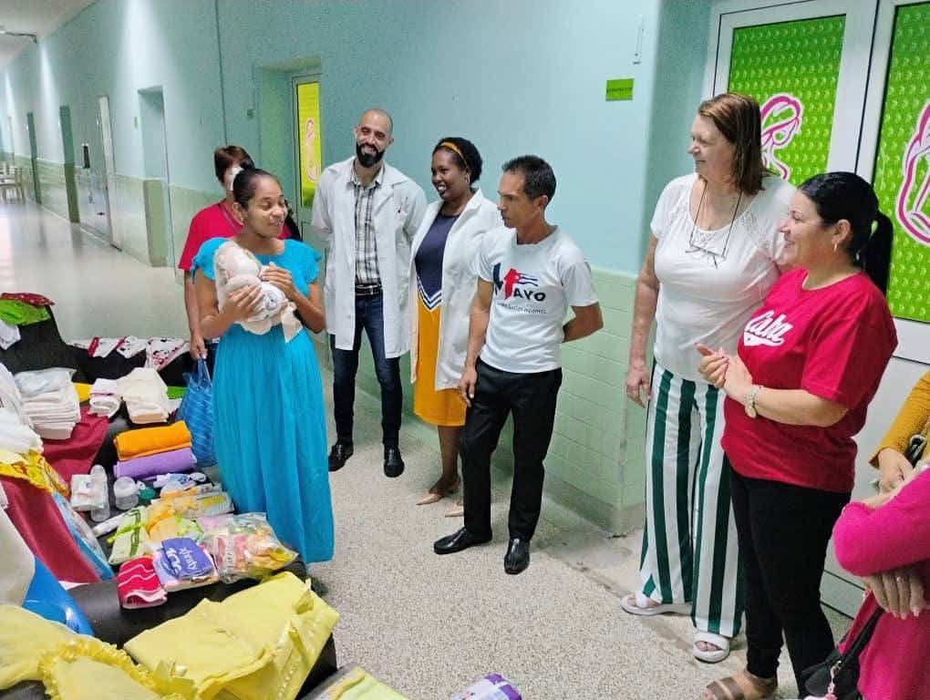 SuselyMorfaG's tweet photo. El Grupo Empresarial de Comercio, dirigido por su directora, mostró su solidaridad el 4 de abril al obsequiar una canastilla a una embarazada con complicaciones, quien hoy será sometida a cesárea. Su hijo nacerá en este día de celebración para los pioneros y jóvenes. #VillaClara https://t.co/N3Pwnls1Lc