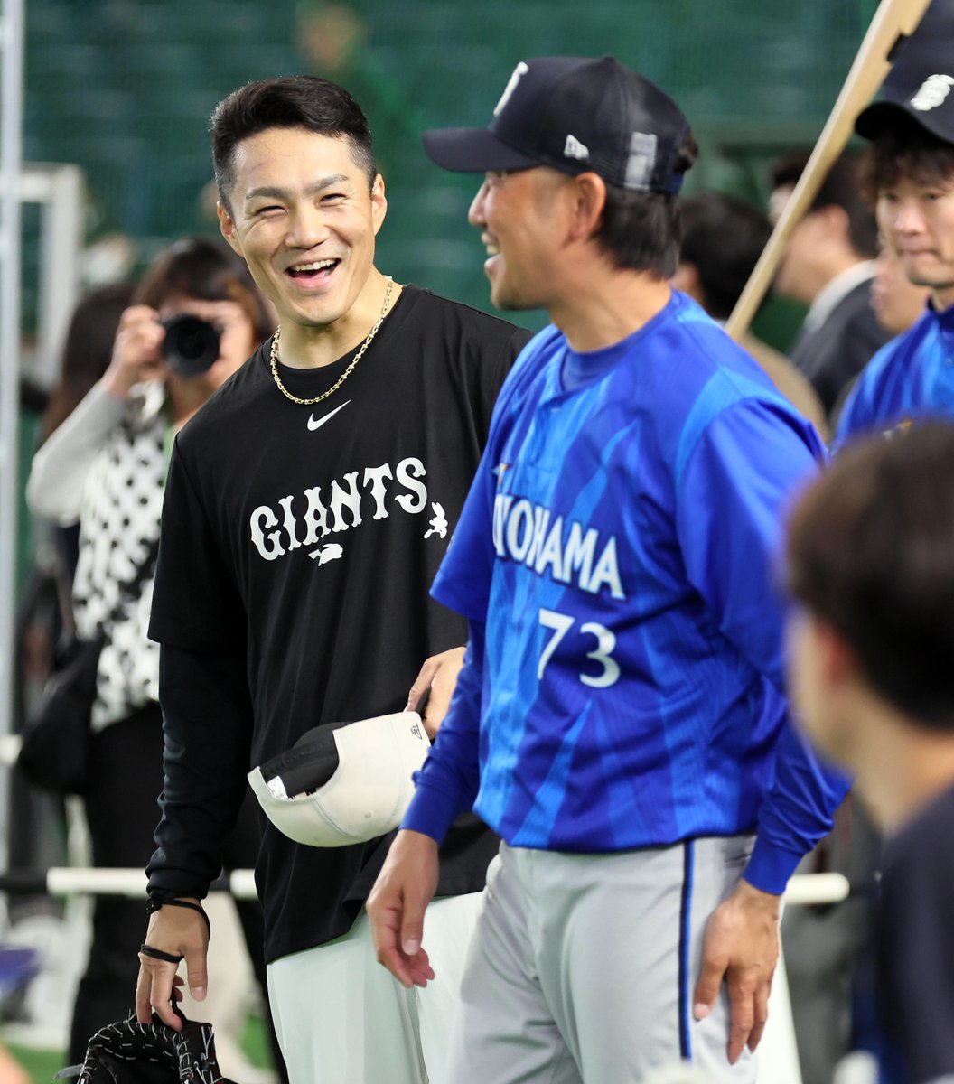 sanspo_giants's tweet photo. 【#練習風景から🏟️】　
#則本昂大 投手は楽天時代の先輩 #藤田一也 コーチと再会のハグ（撮影・荒木孝雄）

#巨人 #ジャイアンツ #giants #サンスポ https://t.co/7Xl2ljsHU6
