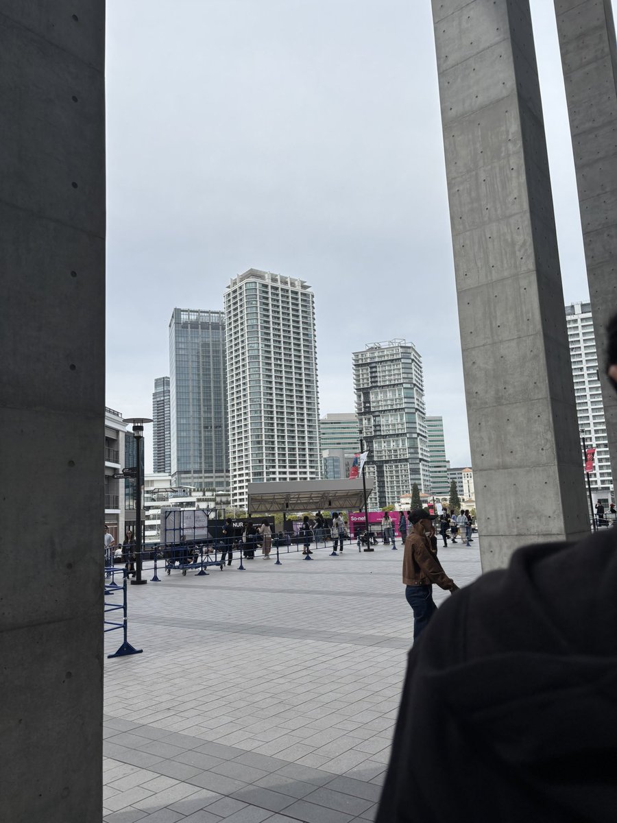 mania1924's tweet photo. @yuurinti_HT ですよね！
13時の5分前について並び始めましたがグッズ販売スタートしてまだ正面の方に居ます笑 https://t.co/qAn0C2vULr