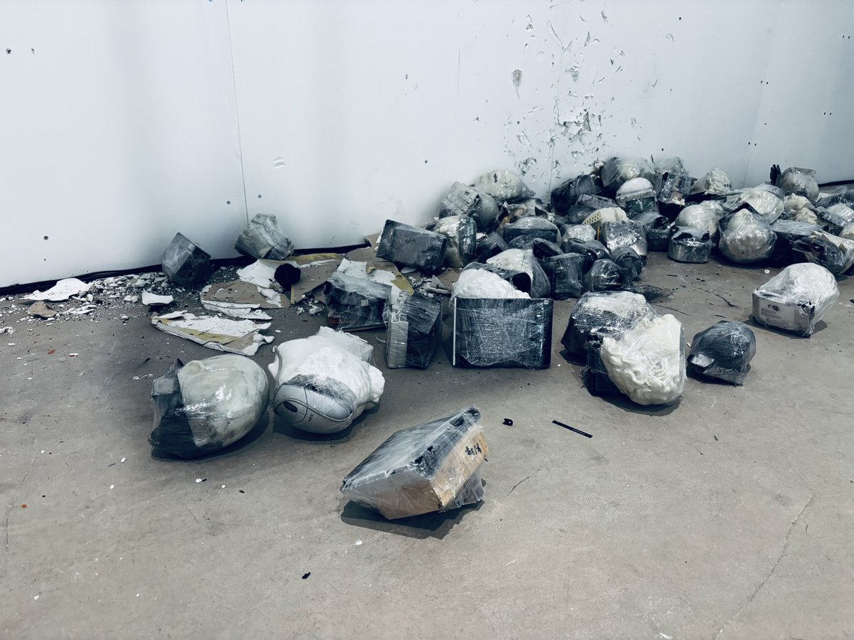 やんツーさんの個展「浮遊する器官」に行ってきました
AIシナリオによるドローンとカタパルトの対話劇という、これまでにない体験に強い衝撃を受けました
戦争の“傍観者”である鑑賞者（自分自身）が、ドローンの視点を通して問いかけられ続ける演出が印象的でした
東京駅近くのBUGで本日4/5まで